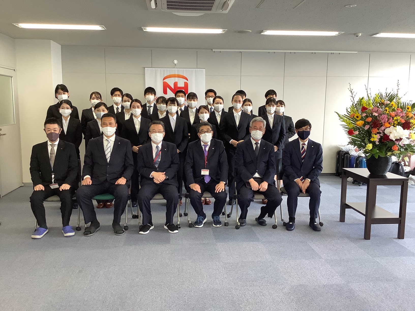 入社式　集合写真 入社式集合写真(マスク有)笑顔 | 日本物流センター株式会社