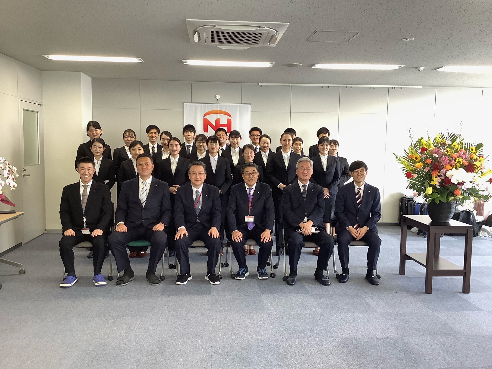 集合写真　会社 入社式集合写真(マスク無)笑顔 | 日本物流センター株式会社